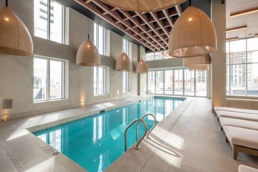 Piscine et bain tourbillon par Soucy Aquatik. Photo octobre 2020